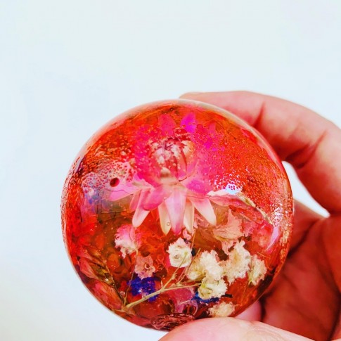 Maxi esfera roja con flores