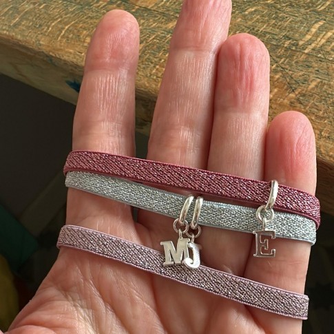 Pulsera elástica personalizada con una inicial